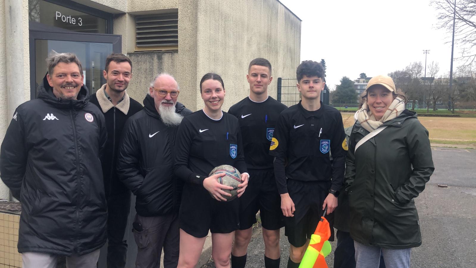 Léa Blivet et Yannaël Lebreton entourés de l'équipe arbitre du FC Mordelles après avoir officié ensemble.