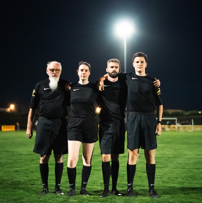 Les arbitres du FC Mordelles se sont échauffer avec François Letexier lors d'un match de seniors D1.